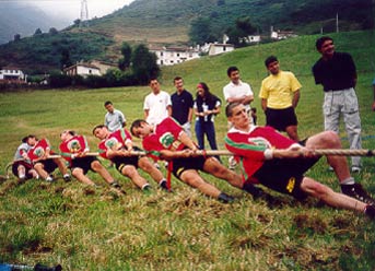 Tiru de cuerda en tierra